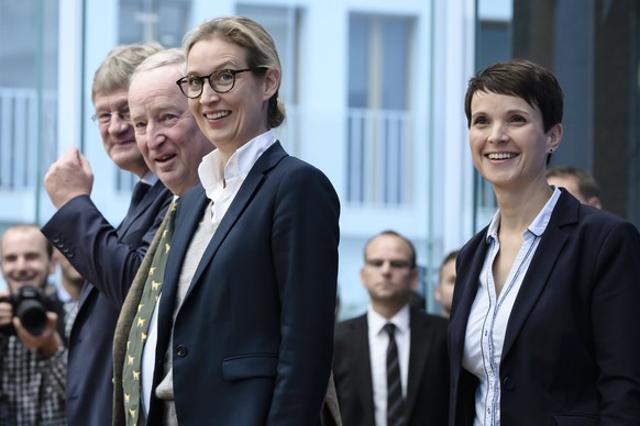 epaselect epa06226040 Joerg Meuthen (L), federal co-chairman of the German &#039;Alternative for Germany&#039; (AfD) party, Alexander Gauland (2-L), co-top candidate for the general elections of the A ...