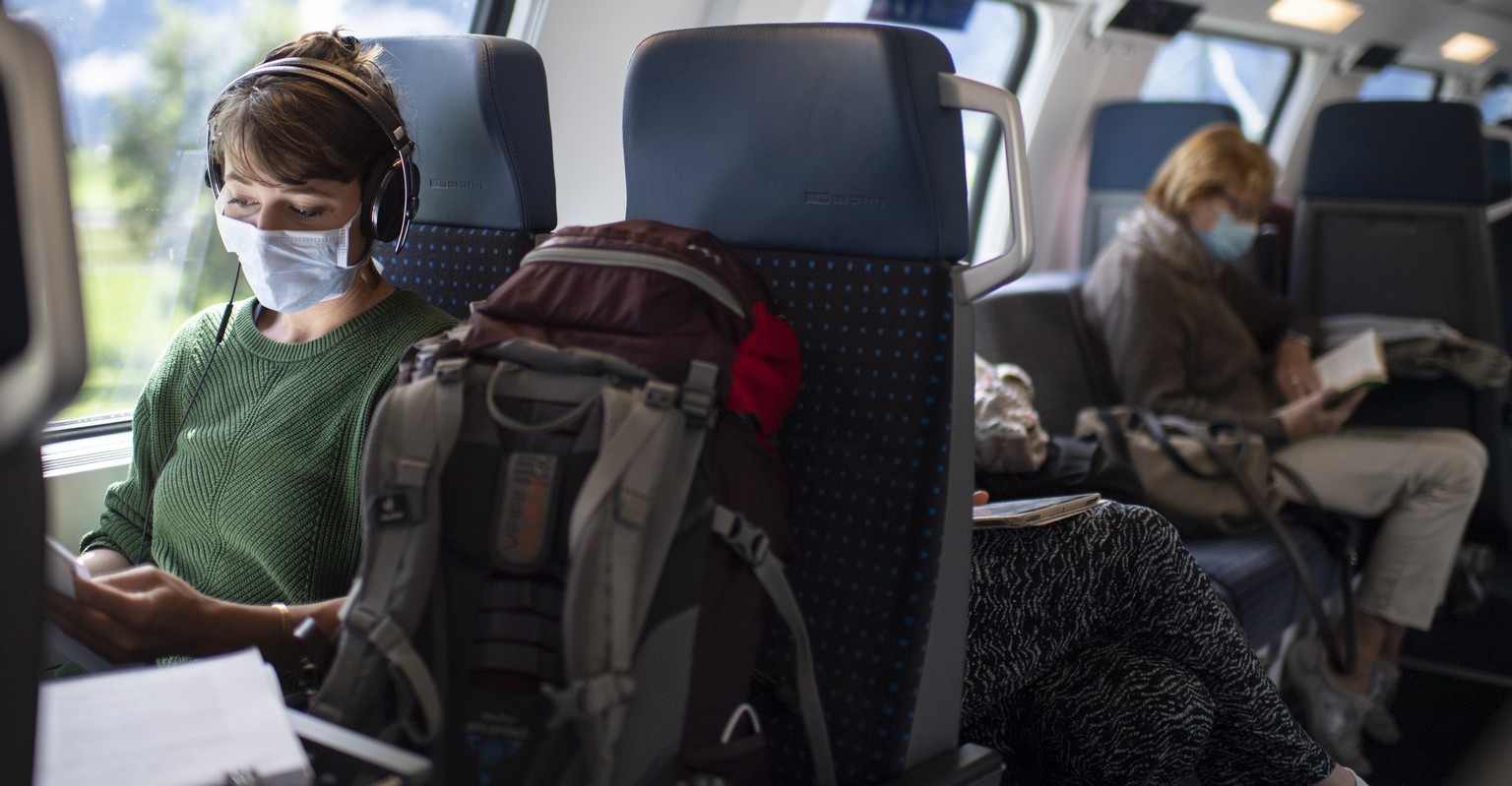 ARCHIVBILD ZUR MELDUNG, DASS AB NAECHSTEM MONTAG EINE SCHWEIZWEITE MASKENPFLICHT IM OFFENTLICHEN VERKEHR GILT - Menschen mit Schutzmasken im Zug der SBB zwischen Sargans und Zuerich, aufgenommen am Mo ...