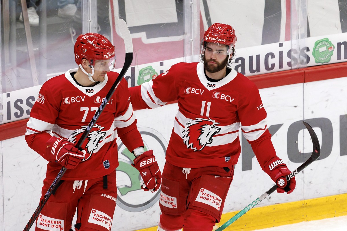 Lausanne's forward Richard Panik, left, celebrates his goal with his teammate Lausanne's forward Guillaume Maillard, right, after scoring the 3:0, during a National League regular season gam ...