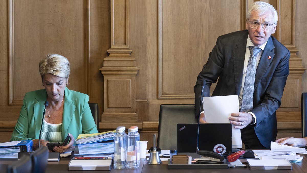 KEYPIX - Staenderat Erich Ettlin, Mitte-OW, Praesident, rechts, und Bundesraetin Karin Keller-Sutter, sitzen in der Kommission fuer Wirtschaft und Abgaben des Staenderats, WAK-S, am Montag, 31. August ...