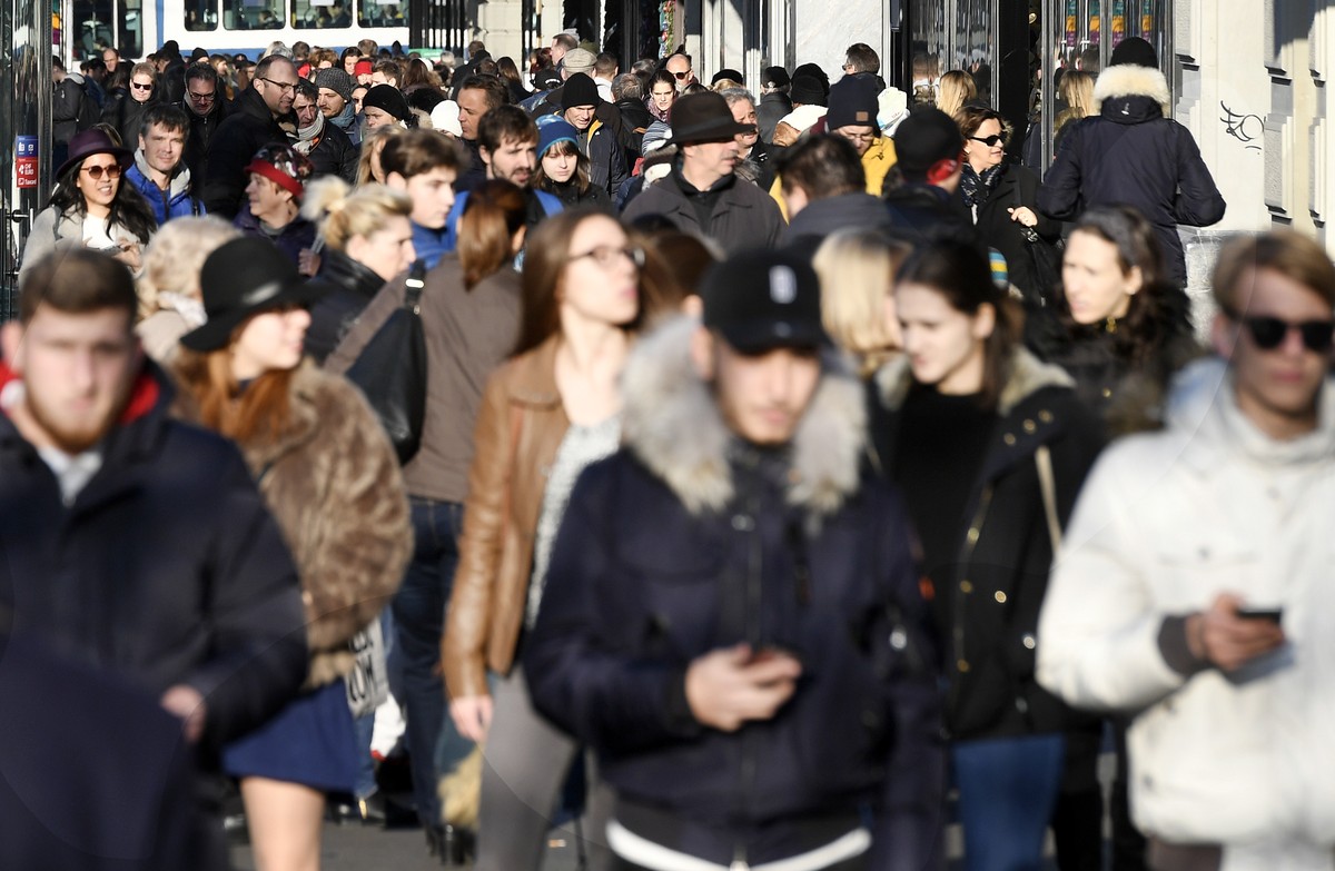 ARCHIV - ZUM LEICHTEN WIRTSCHAFTSWACHSTUM VON 0.3 PROZENT (BIP) STELLEN WIR IHNEN DIESES ARCHIVBILD ZUR VERFUEGUNG - Grossandrang von Menschen auf der Bahnhofstrasse waehrend des Sonntagsverkaufs an d ...