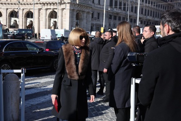 epaselect epa12674051 British-US fashion editor Anna Wintour arrives to attend Valentino Garavani's funeral at the Basilica of S. Maria degli Angeli e dei Martiri in Rome, Italy, 23 January 2026. ...
