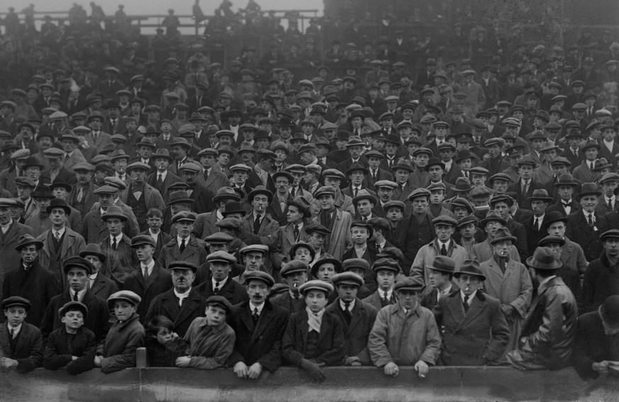 Bildnummer: 14738946 Datum: 02.12.1922 Copyright: imago/Colorsport
Football - 1922 / 1923 First Division - Birmingham City 3 Arsenal FC London 2 Fans in flat caps in the crowd at St Andrews. 02/12/192 ...
