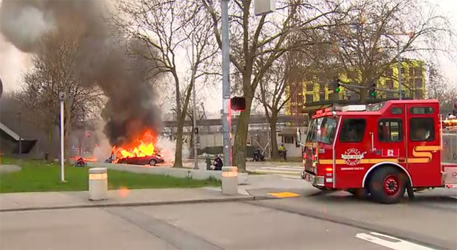 Die Feuerwehr versucht das Feuer zu löschen