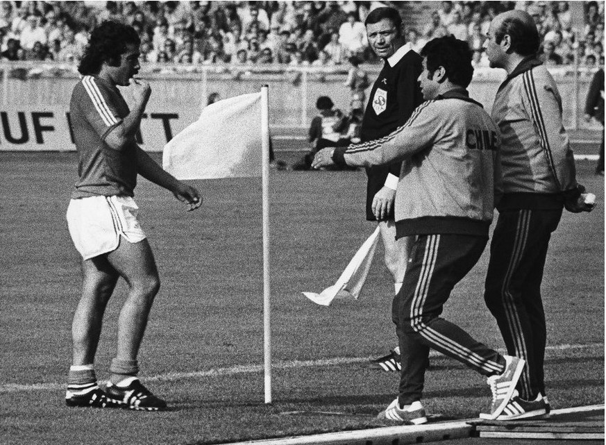 14.06.1974: Carlos Caszely fliegt als erster Spieler an einer WM vom Platz – weil Ken Aston beim Warten an einer Ampel eine zündene Idee hat