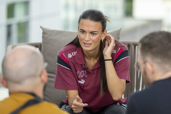 Die Schweizer Fussballerin Riola Xhemaili waehrend einer Medienrunde, anlaesslich eines Mediaday vor dem Start der 2. EM-Vorbereitungswoche der Schweizer Frauen Fussball Nationalmannschaft , am Montag ...
