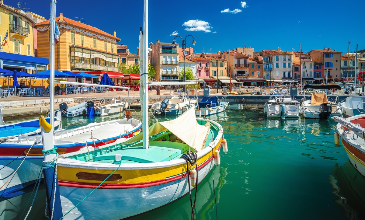 Idyllic coastal town of Cassis on French riviera turquoise water, Idyllic coastal town of Cassis on French riviera turquoise waterfront view, southern France, Idyllic coastal town of Cassis on French  ...