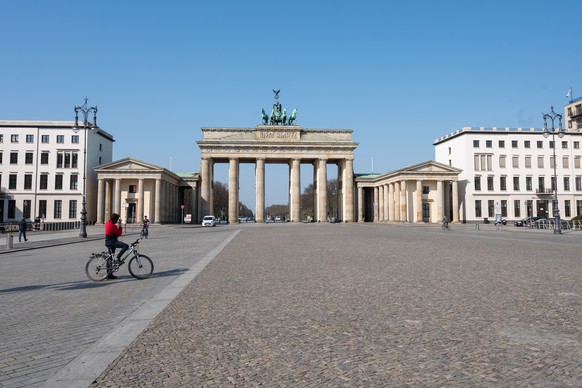 Keine Touristen vor dem Brandenburger Tor in Berlin