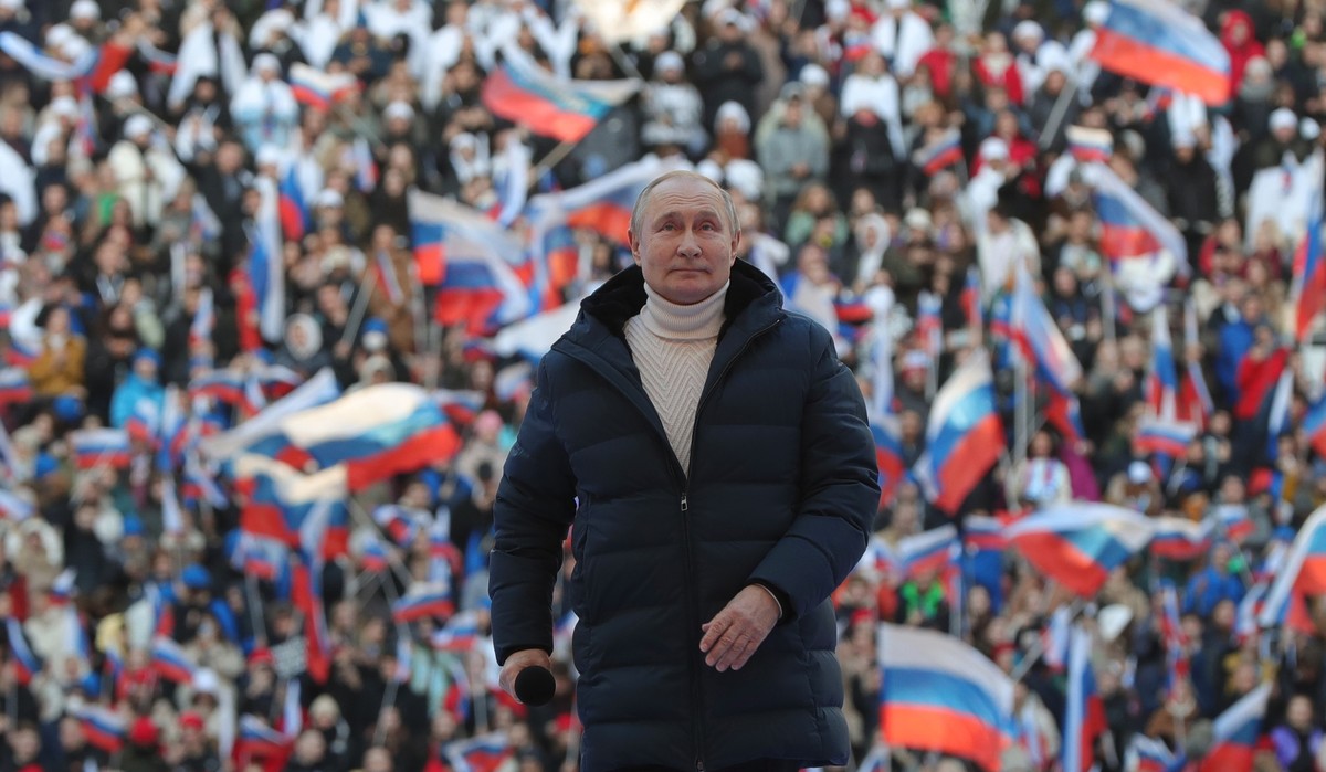 epa09834255 Russian President Vladimir Putin attends a concert marking the 8th anniversary of Crimea's reunification with Russia at the Luzhniki stadium in Moscow, Russia, 18 March 2022. Russia i ...