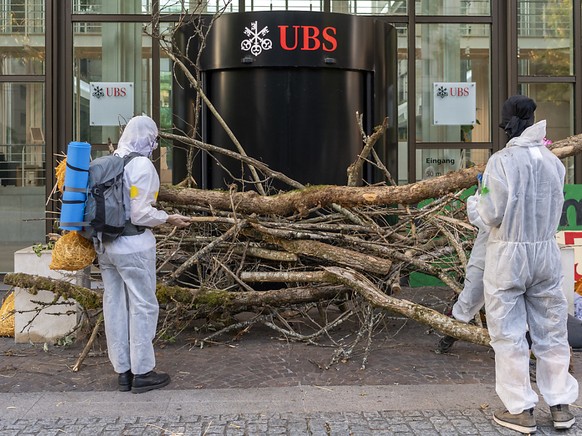 Klimaaktivisten blockieren die Eingänge der Hauptsitze der Grossbanken Credit Suisse in Zürich und UBS in Basel. Im Bild Aktivisten vor der UBS am Aeschenplatz in Basel.