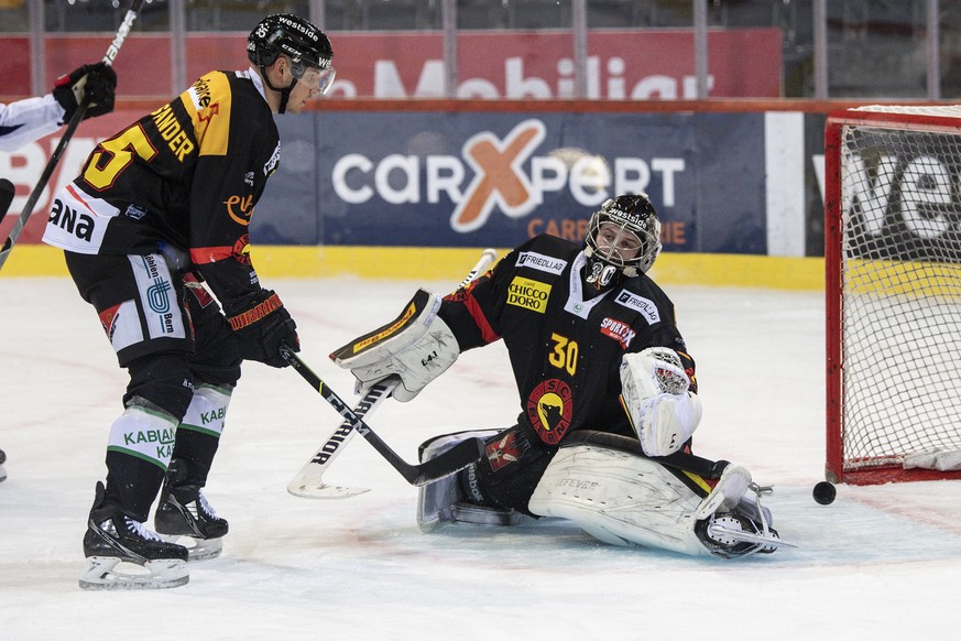 Berns Ramon Untersander, link, und Torhueter Philip Wuethrich sind zum 1-0 geschlagen im Eishockey Meisterschaftsspiel der National League zwischen dem SC Bern und dem HC Fribourg Gotteron, am Donners ...