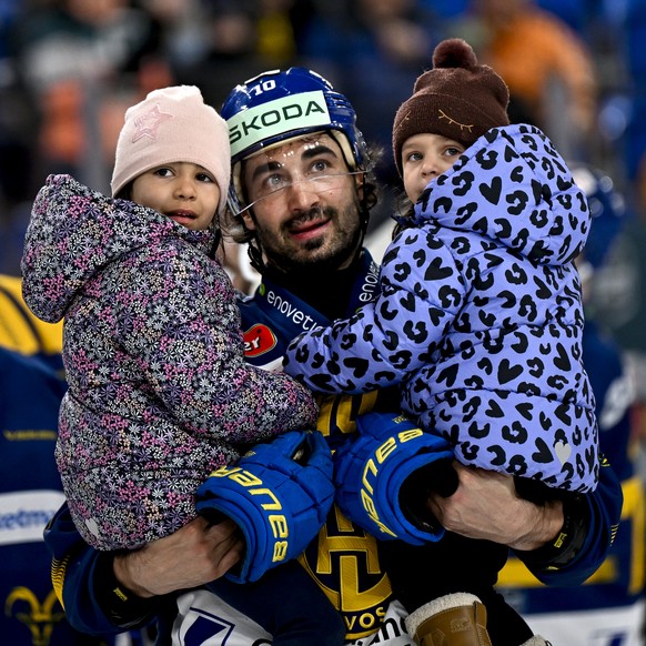 Der Davoser Andres Ambuehl feiert den 3:2 Sieg nach Spielende mit seinen zwei Kindern auf den Armen, im Eishockey-Qualifikationsspiel der National League (NL) zwischen dem HC Davos und dem EHC Biel Bi ...