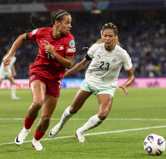 Switzerland&#039;s Iman Beney, left, fights for the ball against Iceland&#039;s Sveindis Jonsdottir, right, during the UEFA Women&#039;s EURO 2025 Group A soccer match between Switzerland and Iceland  ...