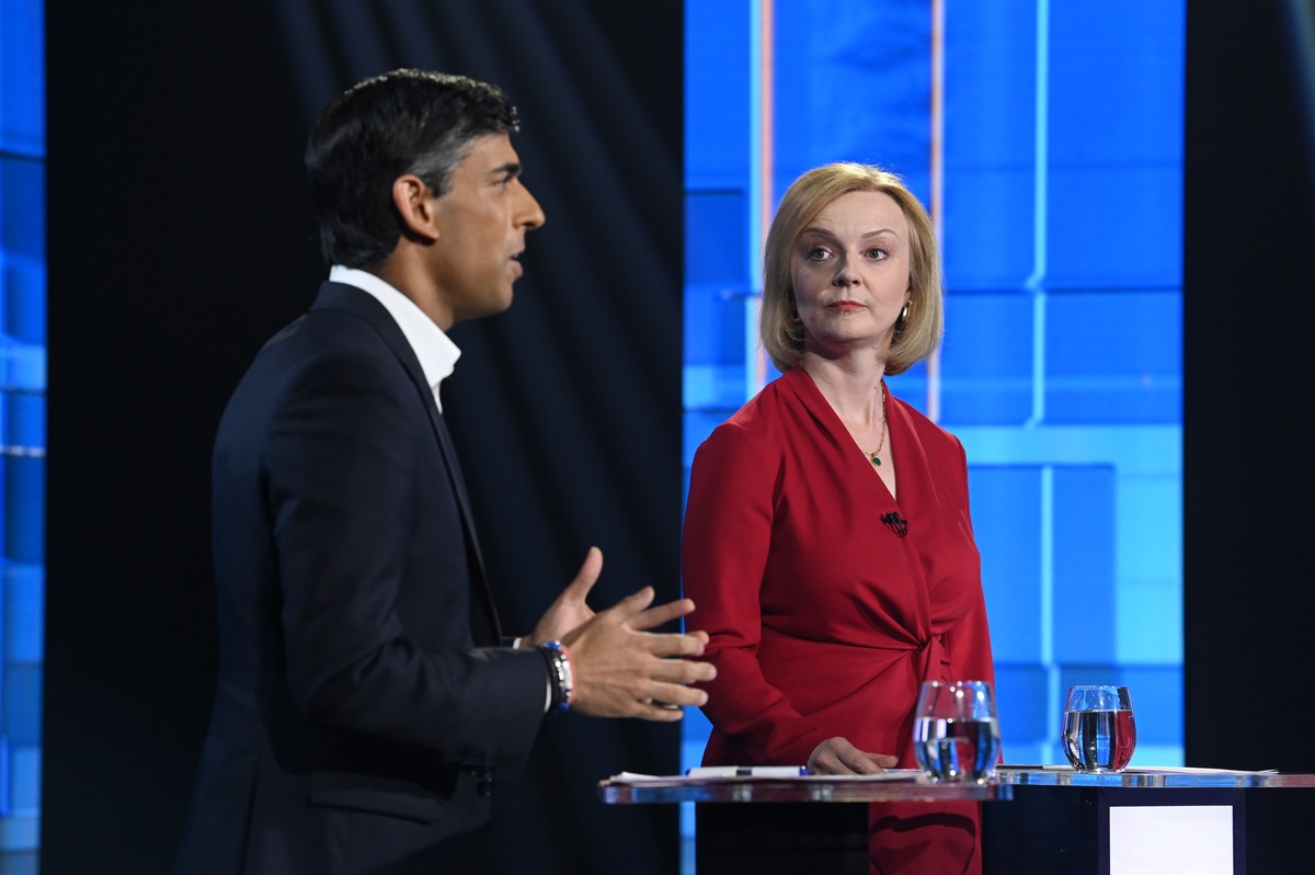 epa10076420 A handout photo made available by ITV shows Conservative leadership candidates Rishi Sunak (L) and Liz Truss during 'Britain's Next Prime Minister: The ITV Debate' at Rivers ...