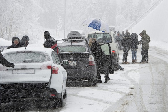 Auf der Hauptstrasse Göschenen nach Andermatt herrscht am Samstag Schneekettenpflicht.