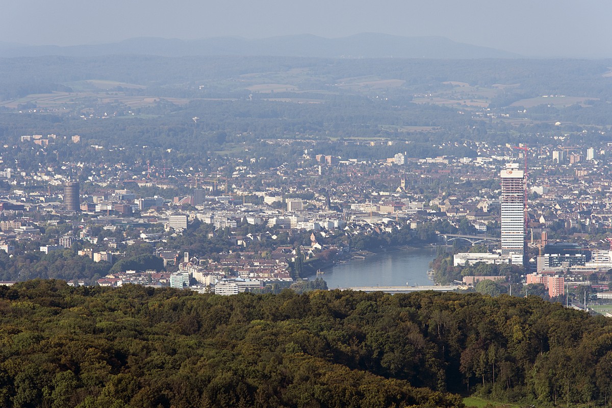 Aussicht auf die Stadt Basel vom 250 Meter hohen Sendeturm auf dem St. Chrischona in Bettingen am Samstag, 27. September 2014. Swisscom Broadcast feiert das dreissigjaehrige Jubilaeum des Sendeturms S ...