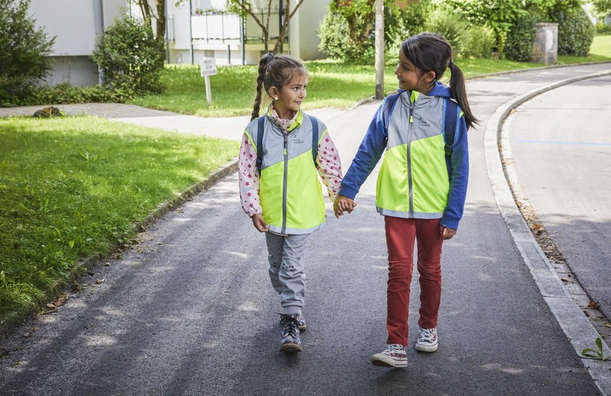 Kinder auf dem Schulweg