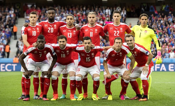 Switzerland&#039;s national soccer team players, top row from left, Granit Xhaka, Johan Djourou, Ricardo Rodriguez, Valon Behrami, Fabian Schaer, and goalkeeper Yann Sommer; front row from left, Breel ...