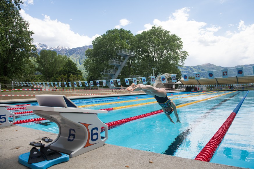 Das Freibad in Bellinzona an seinem ersten Tag nach der Wiedereroeffnung, aufgenommen am Donnerstag, 13. Mai 2021. (KEYSTONE/Ti-Press/Alessandro Crinari)