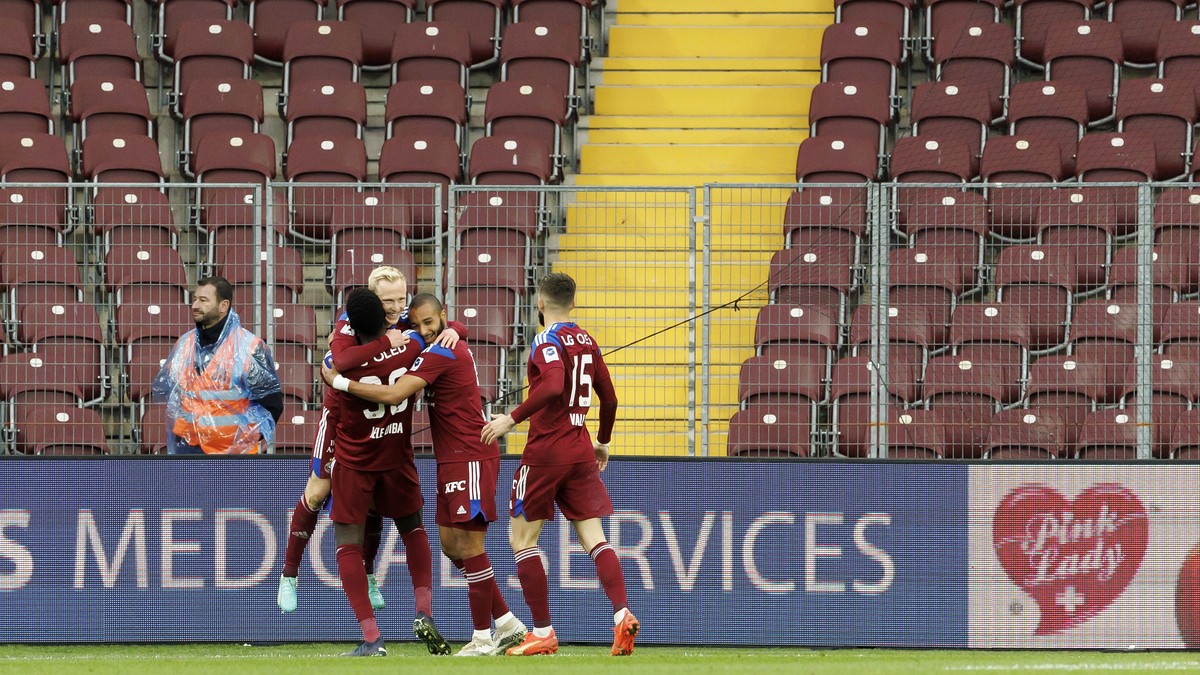 Servette's forward Patrick Pfluecke, 2nd left, celebrates his goal with his teammates Servette's midfielder Samba Diba Lele, left, Servette's forward Hussayn Touati, 2nd right, and Serv ...