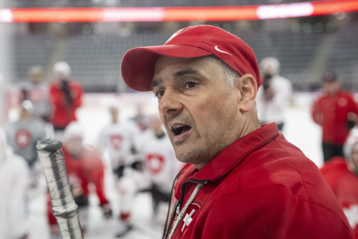 Der neue Head Coach der Schweizer Eishockey Nationalmannschaft, Jan Cadieux, leitet das Training des Nationalteams, am Mittwoch, 22. April 2026 in der Tissot-Arena in Biel. (KEYSTONE/Alessandro della  ...