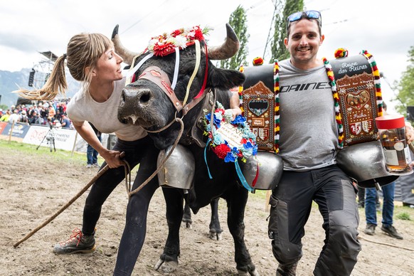 Mellissa Uttinger (left) and her companion Simon Luisier celebrate the victory of her cow &quot;Faika&quot;, after the ultimate final round of the annual &quot;Finale nationale de la race d&#039;Heren ...