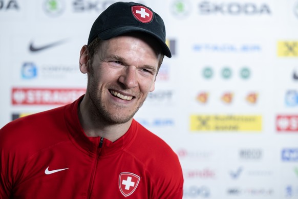 Switzerland&#039;s goalkeeper Leonardo Genoni speaks during a media session in Helsinki at the Ice Hockey Hall, Finland on Wednesday, May 25, 2022. (KEYSTONE/Peter Schneider)