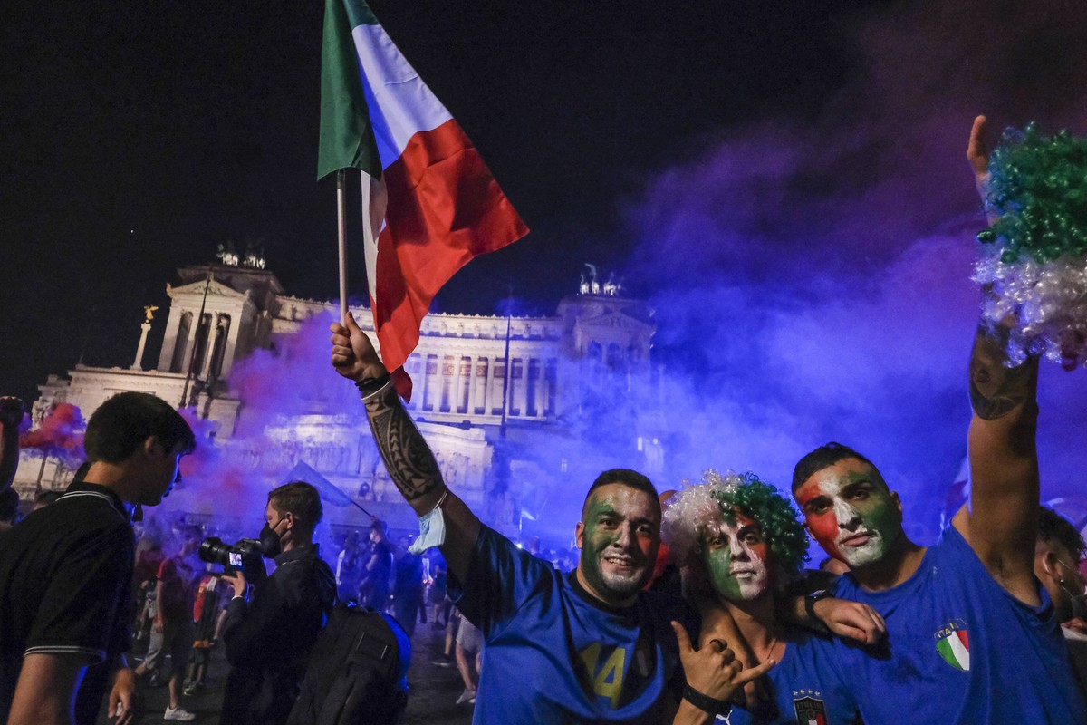 Italy: Roma euro 2020 fans celebrate in front of the altar of the homeland in piazza Venezia during the roma Italia european champion celebrations ABPH1373 Copyright: xAntonioxBalascox