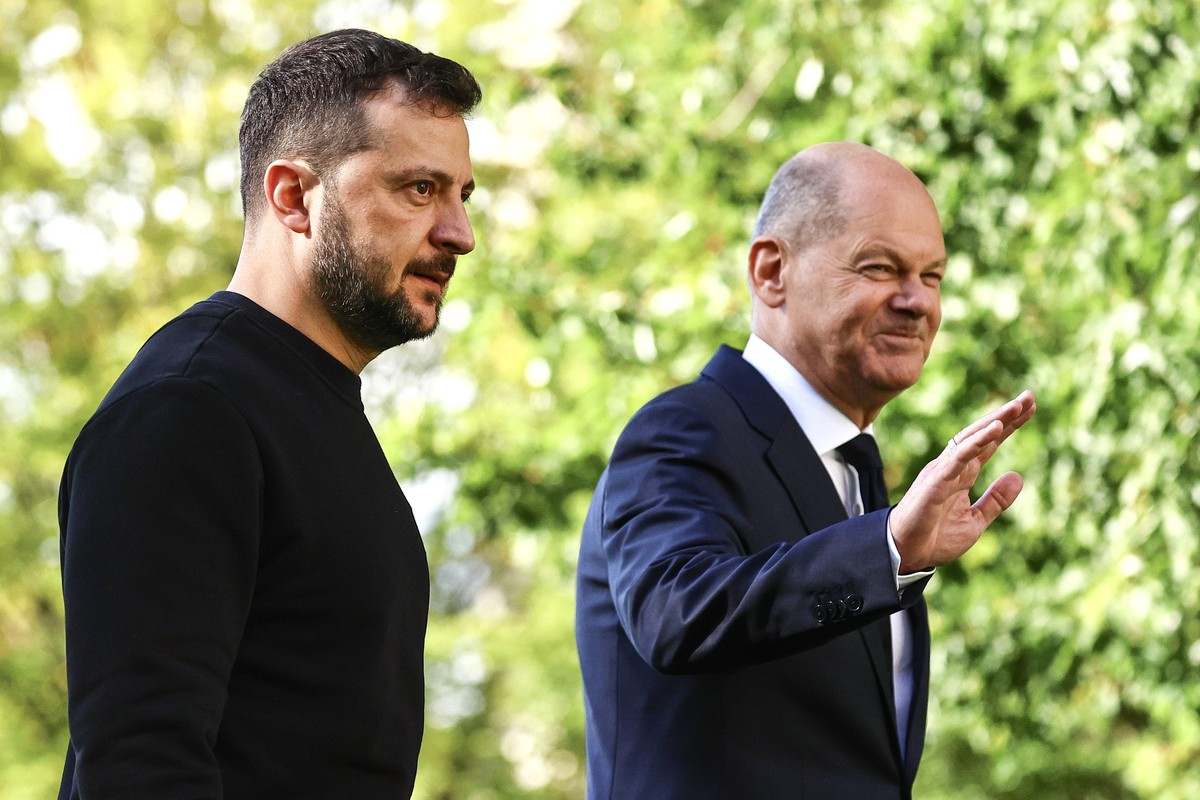 epa11654663 German Chancellor Olaf Scholz (R) welcomes Ukrainian President Volodymyr Zelensky (L) upon his arrival at the Chancellery in Berlin, Germany, 11 October 2024. Zelensky is on a visit to Ger ...