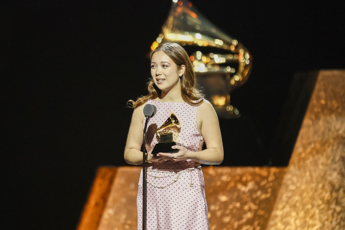 epa11128004 Icelandic singer-songwriter Laufey accepts the award for Best Traditional Pop Vocal Album for "Bewitched" on stage during the Premiere Ceremony at the 66th annual Grammy Awards a ...