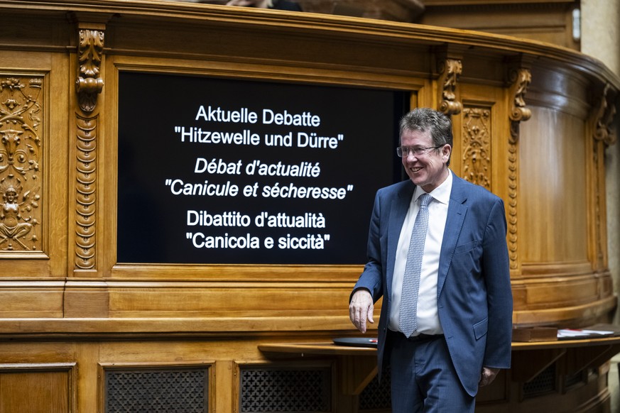 Bundesrat Albert Roesti schreitet zu seinem Pult waehrend der Debatte ueber die Hitzewelle und die Duerre, an der Herbstsession der Eidgenoessischen Raete, am Mittwoch, 30. September 2026 im Nationalr ...