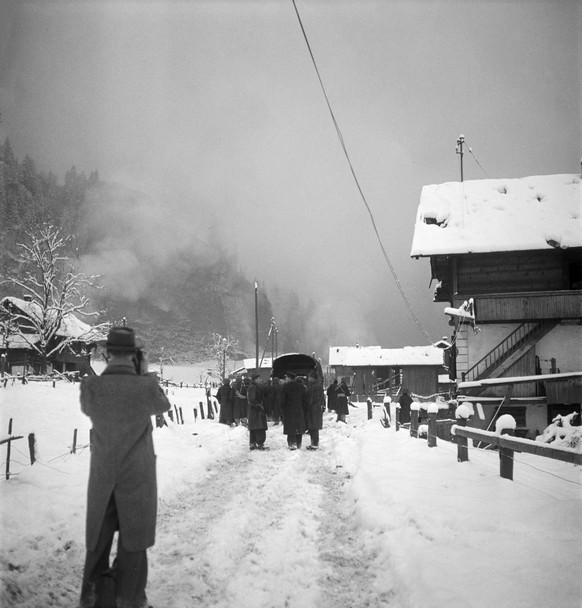 Rettungskräfte in Mitholz nach den Explosionen im Kandertal Dezember 1947 im Munitionsstollen (im Hintergrund).
