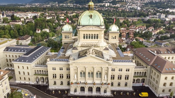 Luftaufnahme vom Bundeshaus in Bern, Schweiz, am Mittwoch, 8. August 2018. (KEYSTONE/Thomas Hodel)