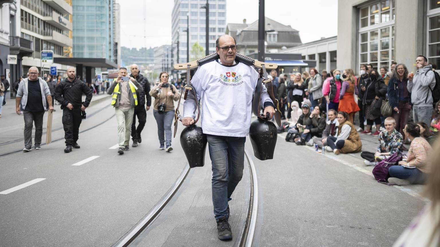 Intolerante Menschen demonstrieren gegen die Vorlesestunde fuer Kinder &quot;Drag Story Time&quot; in der Pestalozzi-Bibliothek, aufgenommen am Samstag, 20. Mai 2023 in Zuerich Oerlikon. (KEYSTONE/Enn ...