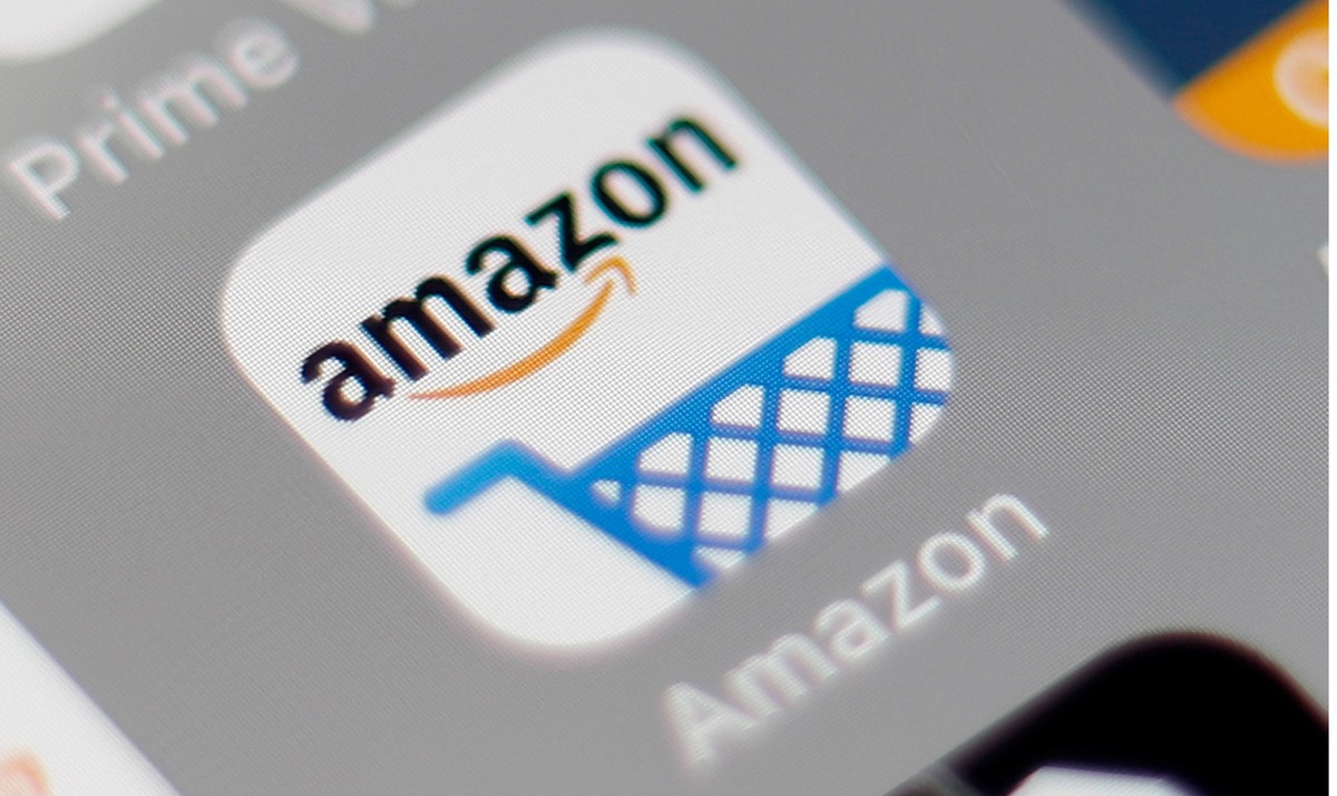 epa07101943 (FILE/COMPOSITE) - An undated composite file image shows the Amazon (L) and the eBay (R) moblie apps (issued 18 October 2018). According to media reports, eBay Inc. has filed a lawsuit aga ...