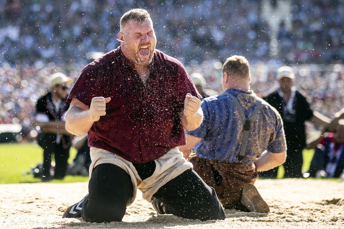 ARCHIV ? ZUM "GRAND SLAM" IM SCHWINGEN DES NEUEN SCHWINGERKOENIGS STUCKI CHRISTIAN STELLEN WIR IHNEN FOLGENDES BILDMATERIAL ZUR VERFUEGUNG - Christian Stucki jubelt nach seinem Sieg im Schlu ...