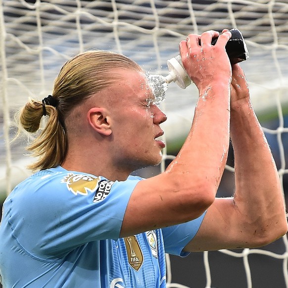 epa11253506 Manchester City&#039;s Erling Haaland splashes water onto his face during the English Premier League match between Manchester City and Arsenal in Manchester, Britain, 31 March 2024. EPA/PE ...
