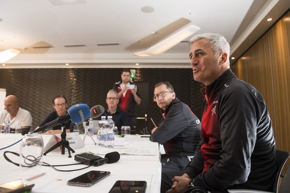 Nationaltrainer Vladimir Petkovic, rechts, und Marco von Ah, Leiter Kommunikation und Medien, zweiter von rechts, an einer Pressekonferenz anlaesslich des Zusammenzuges der Schweizer Fussball-National ...