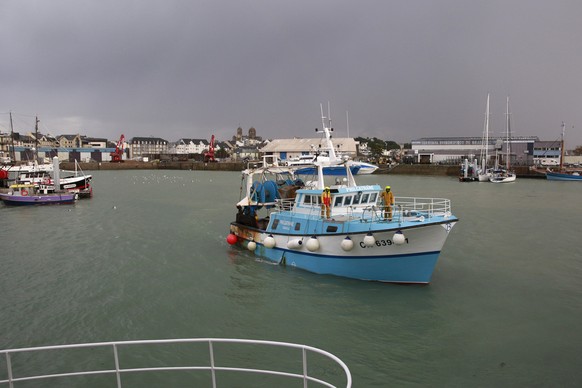Ein französisches Fischkutter, der aus den britischen Gewässern in den Hafen in Granville, Normandie, einfährt.