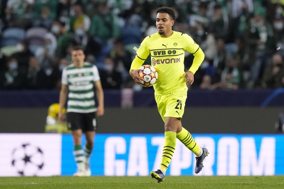 Dortmund&#039;s Donyell Malen runs with the ball after scoring his team&#039;s first goal during a Champions League Group C soccer match between Sporting CP and Borussia Dortmund at the Alvalade stadi ...