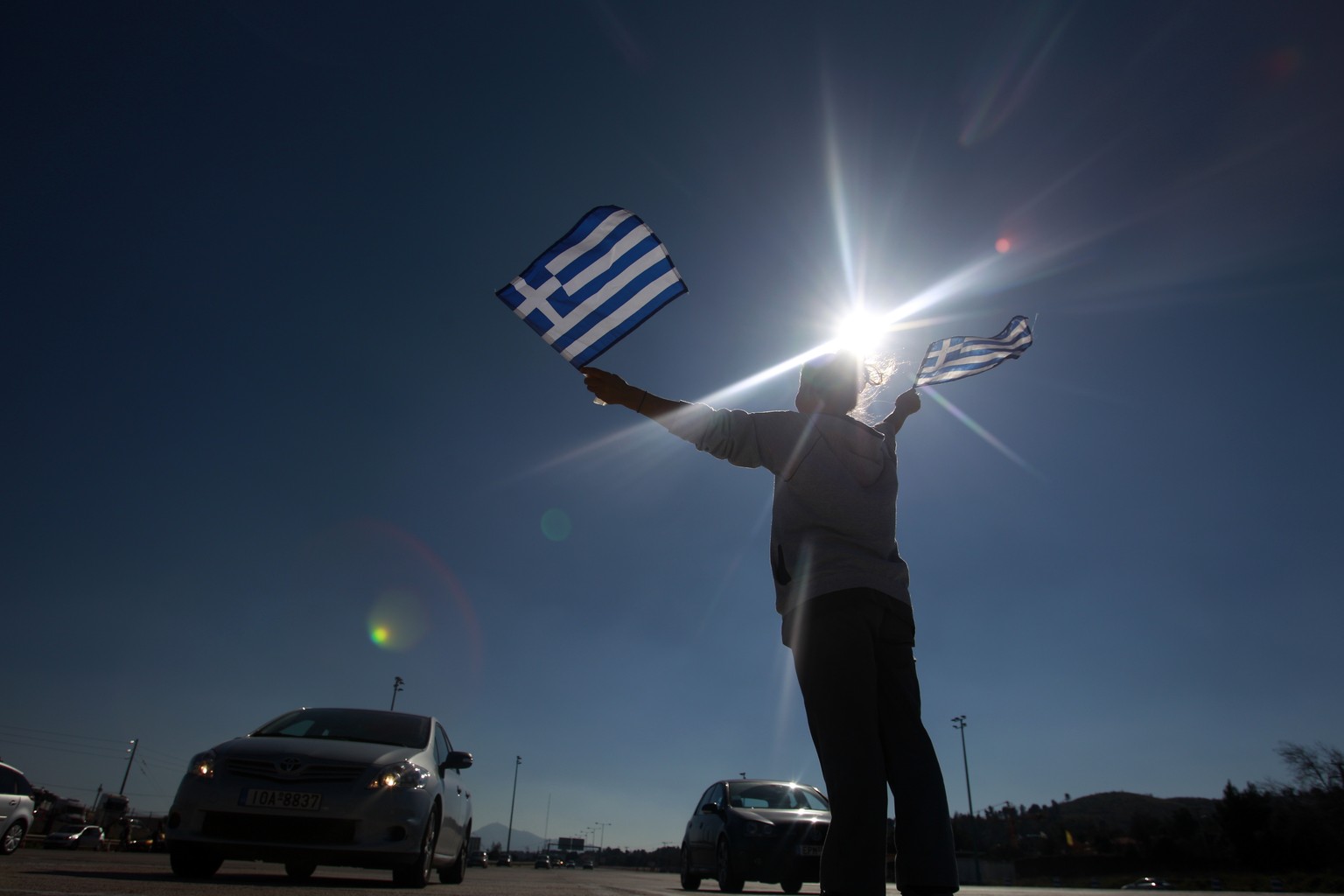 Die griechische Fahne für alle, die aus Protest in der Maut-Station vorbeifahren, ohne zu zahlen. Die Autobahngebühren sind in Griechenland bis zu 60 Prozent gestiegen.