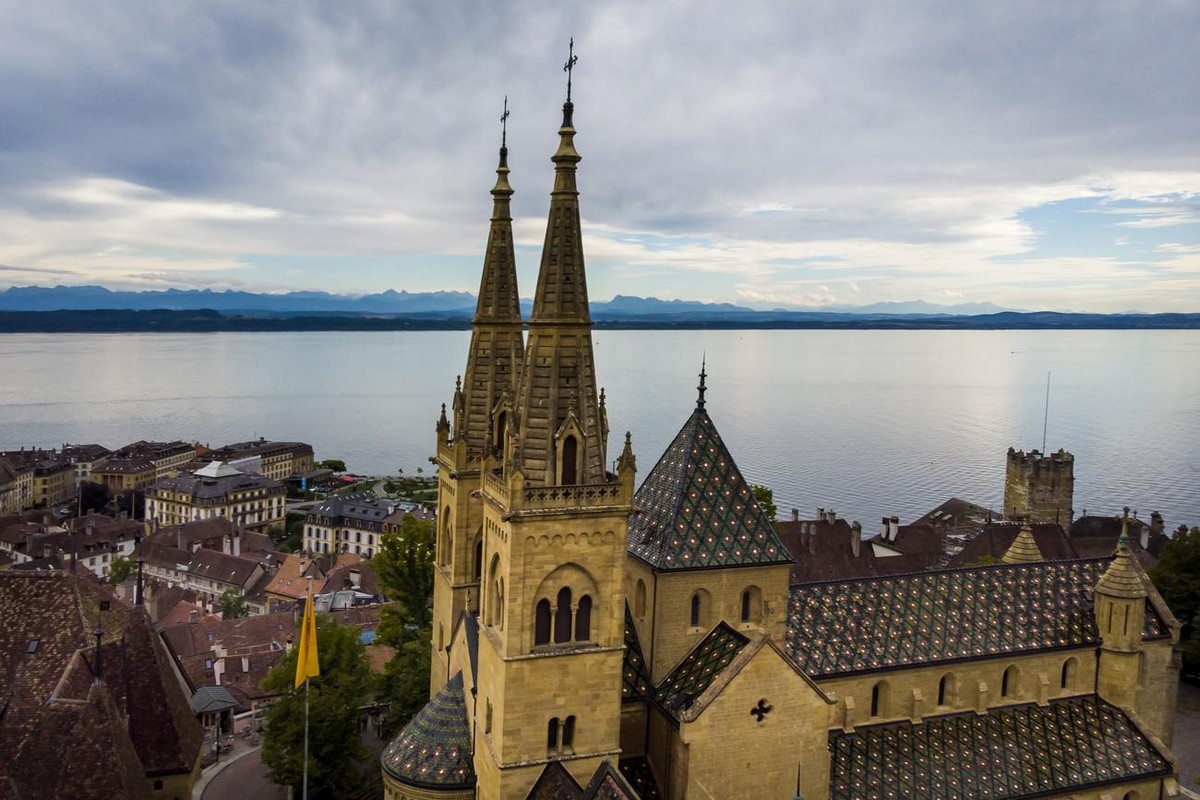 Une personne hisse sur le toit du Grand Conseil, entre La Collegiale et le Chateau, un drapeau jaune symbolisant une hausse des contaminations dans le canton de Neuchatel lors de la pandemie de Corona ...