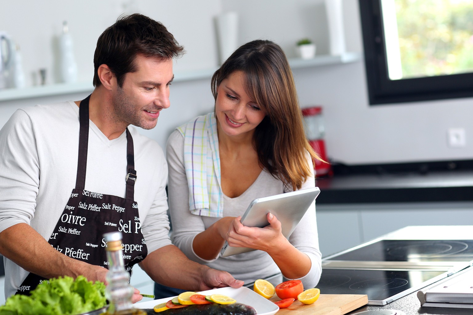 Dafür, dass sie das Rezept noch lesen, scheint die Arbeit dieser Shutterstock-Models schon ziemlich fortgeschritten zu sein.