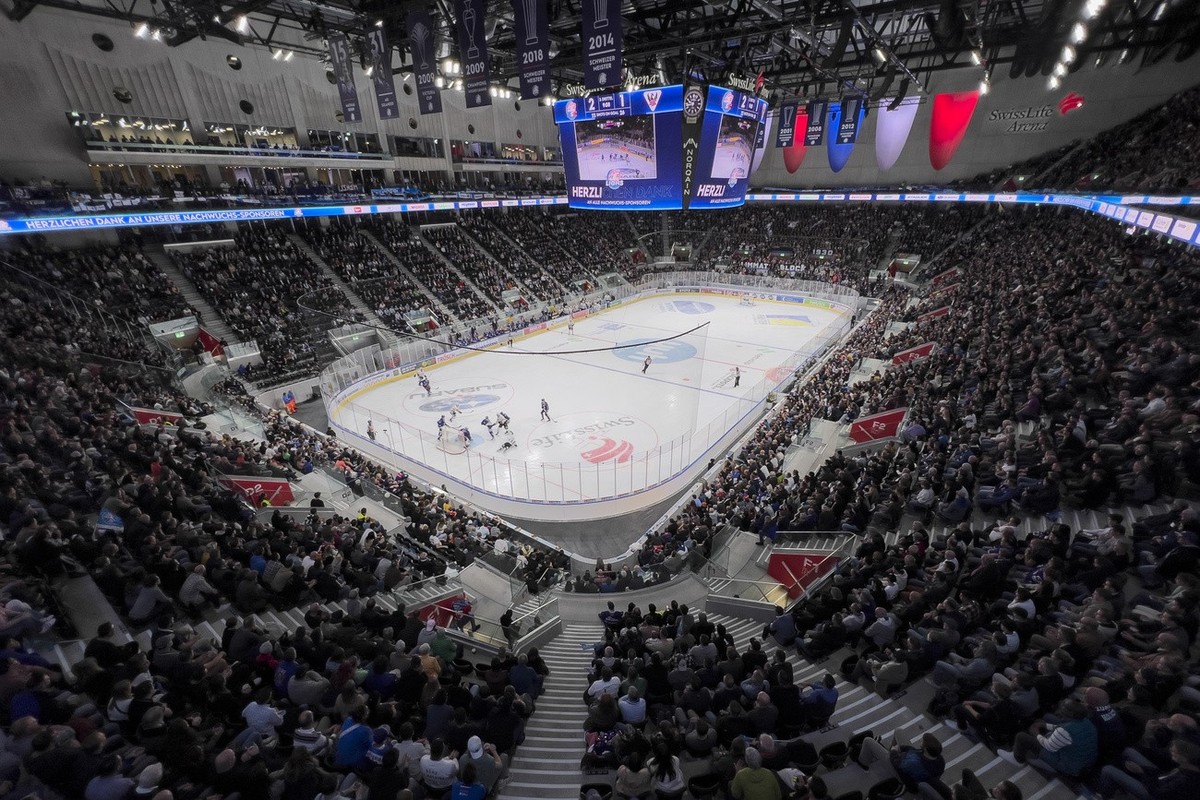 Besucher verfolgen das Eishockeyspiel der National League zwischen den ZSC Lions und dem HC Fribourg-Gotteron am Dienstag, 18. Oktober 2022, in der Swiss Life Arena in Zuerich. (KEYSTONE/Ennio Leanza)