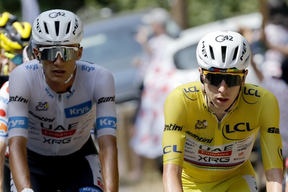 epa13107031 Yellow Jersey overall leader Slovenian cyclist Tadej Pogacar (R) and White Jersey best young rider Mexican cyclist Isaac del Toro (L) of UAE Team Emirates XRG in action during Stage 9 of t ...