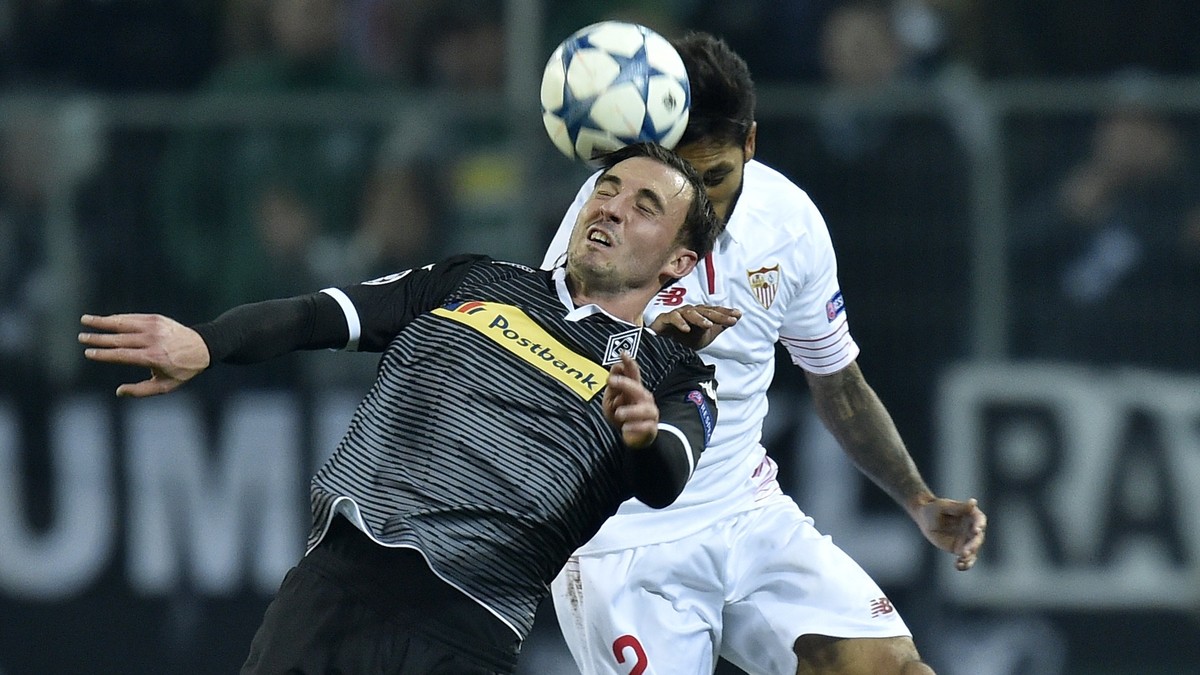 Augen zu und durch: Drmic im Kopfballduell mit Sevillas Tremoulinas.