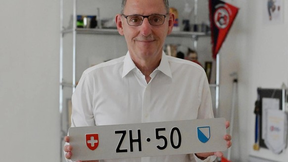 Mario Fehr mit dem Nummernschild ZH 50.