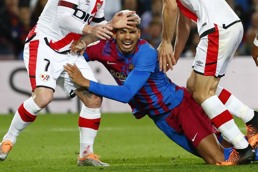 Barcelona&#039;s Ronald Araujo, centre, challenges for the ball during a Spanish La Liga soccer match between FC Barcelona and Rayo Vallecano at the Camp Nou stadium in Barcelona, Spain, Sunday, April ...