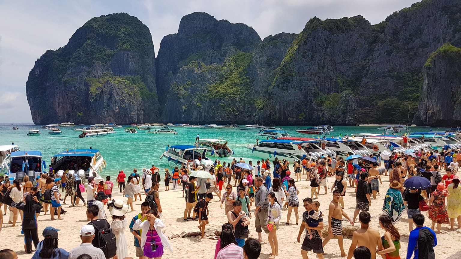 Überfüllter Maya Beach am 19. August 2017 – ein Jahr vor der Schliessung der Bucht.