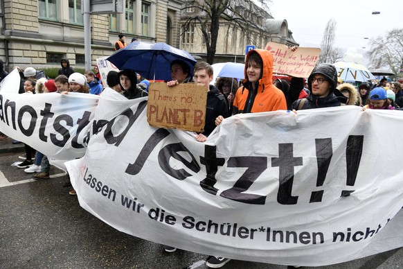 epa07439902 Thousands of students demonstrate during a &#039;Climate strike&#039; protest in Zurich, Switzerland, 15 March 2019. Students across the world are taking part in a massive global student s ...